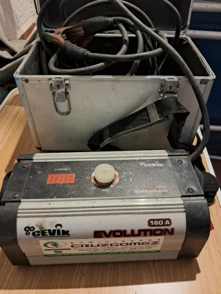 Varias herramientas manuales y electrónicas