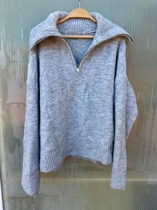 Jersey gris con cremallera