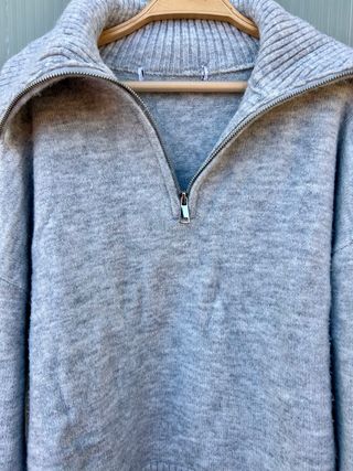 Jersey gris con cremallera