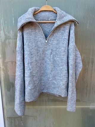 Jersey gris con cremallera