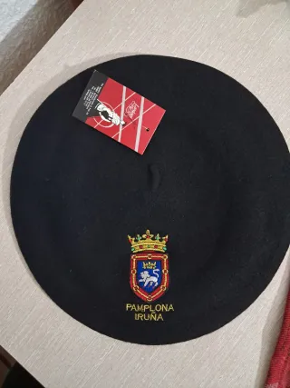 Boina negra escudo Pamplona Iruña