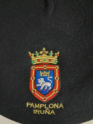 Boina negra escudo Pamplona Iruña