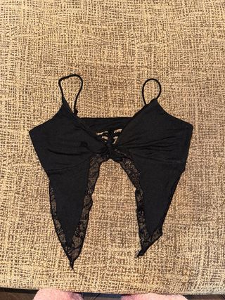 Top negro con encaje