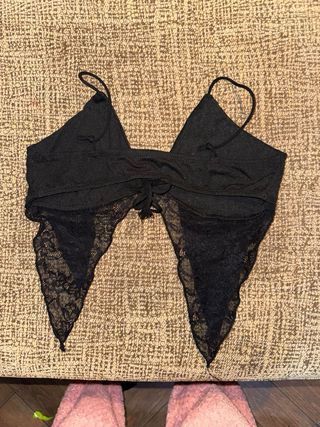 Top negro con encaje