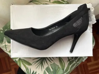Zapatos de tacón negros talla 38, tipo ante.