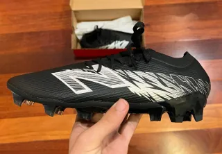 Botas de fútbol New Balance negras y plateadas