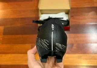 Botas de fútbol New Balance negras y plateadas