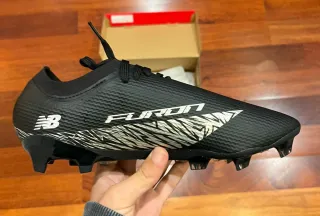 Botas de fútbol New Balance negras y plateadas
