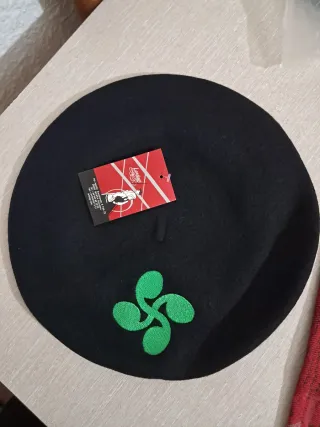 Boina  Negra con Cruz Vasca