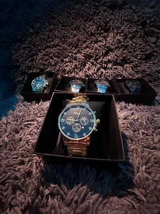 Elegante Reloj Día/Noche Azul y Plateado