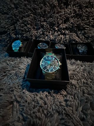 Elegante Reloj Día/Noche Azul y Plateado
