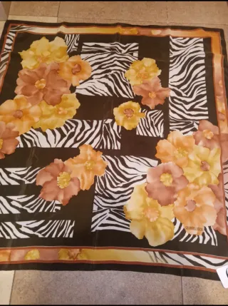 Pañuelo estampado flores y cebra