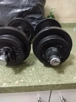2 Mancuernas 10 kg (peso incluida barra) cada una.