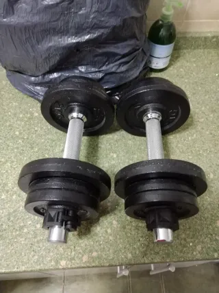 2 Mancuernas 10 kg (peso incluida barra) cada una.