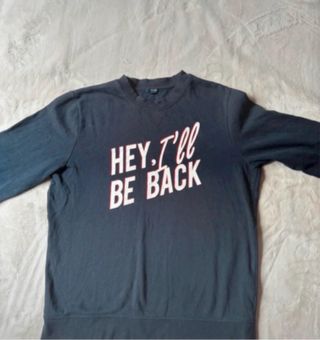 Jersey azul con texto HEY, I'LL BE BACK