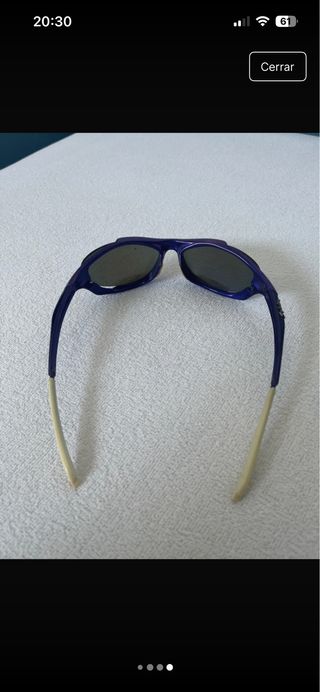 Gafas de sol azules y moradas