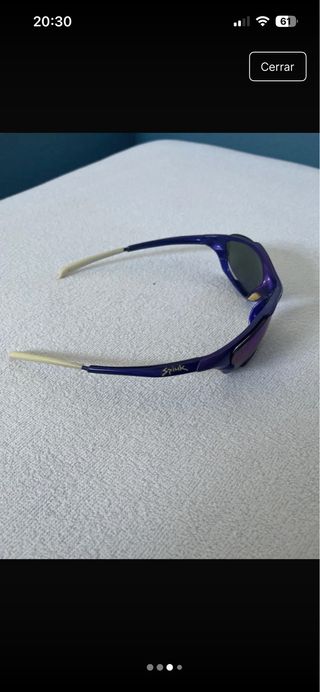 Gafas de sol azules y moradas