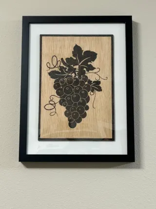 Cuadro pirograbado de uvas en madera