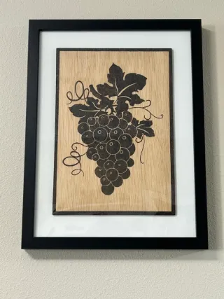 Cuadro pirograbado de uvas en madera