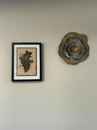 Cuadro pirograbado de uvas en madera