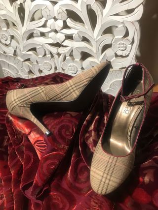 Zapatos de tacón beige y rojo