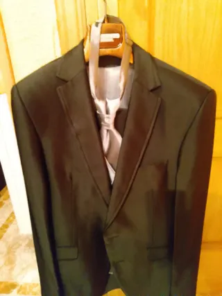 Traje negro y plateado