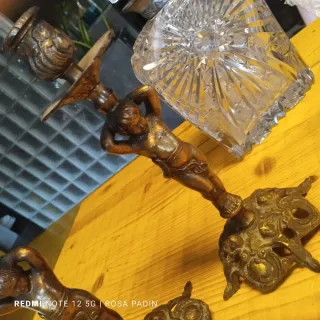 Antiguos candelabros de bronce con figuras