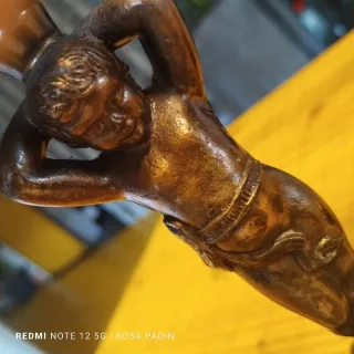 Antiguos candelabros de bronce con figuras