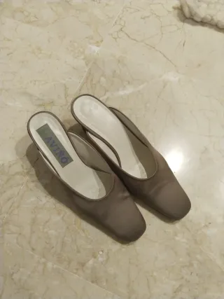 Zapatos de fiesta AVINÓ marrón topo claro