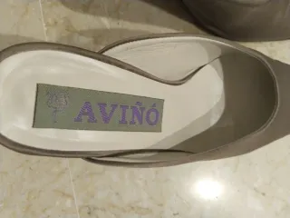 Zapatos de fiesta AVINÓ marrón topo claro