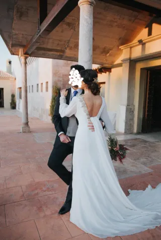 Novia Franc Saravia.Detalle pedrería espalda/puños