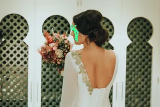 Novia Franc Saravia.Detalle pedrería espalda/puños