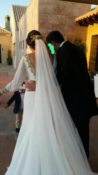 Novia Franc Saravia.Detalle pedrería espalda/puños