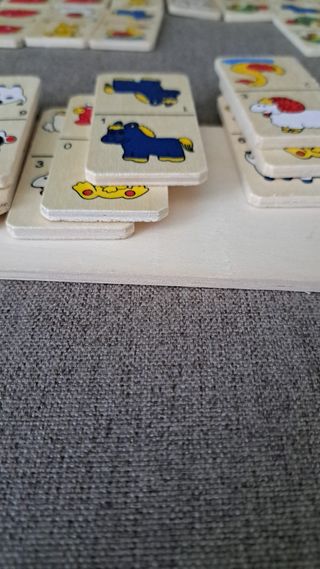 Dominó de madera con animales