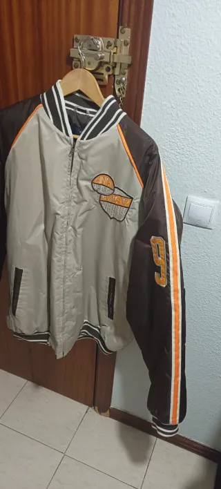 Cazadora bomber beige y marrón