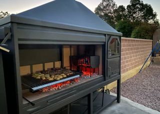 Barbacoa de leña metálica