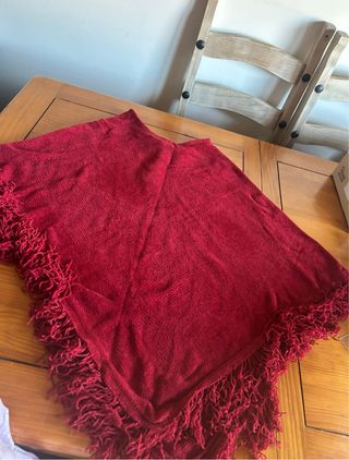 Poncho rojo con flecos