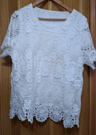 Blusa elegante encaje blanco , un blanco nieve