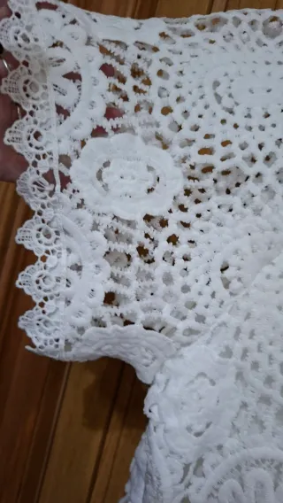 Blusa elegante encaje blanco , un blanco nieve