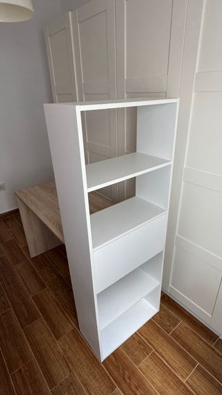 Escritorio con estantería