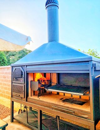 Parrilla de metal negra y gris