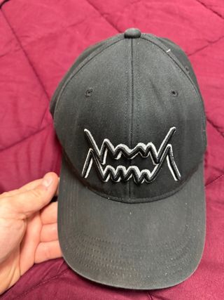 Gorra negra con logo blanco 7 capelli