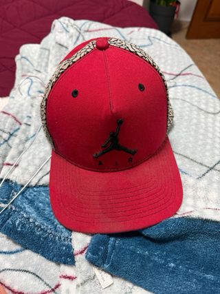 Gorra negra con logo blanco 7 capelli