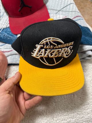 Gorra negra con logo blanco 7 capelli