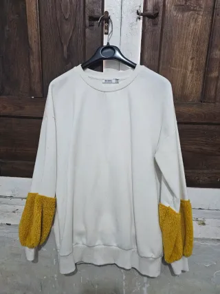 Jersey Bershka blanco con mangas de color mostaza