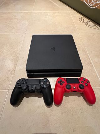 Consola PS4 con 2 mandos (negro y rojo)