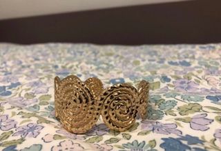 Brazalete dorado con diseño espiral