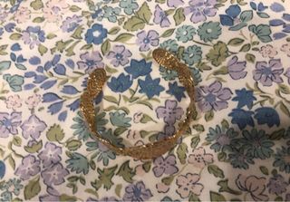 Brazalete dorado con diseño espiral