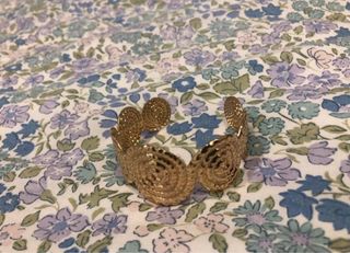 Brazalete dorado con diseño espiral