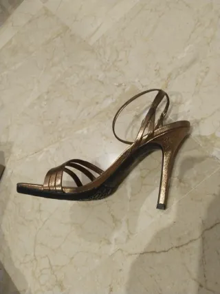 Preciosas sandalias de fiesta doradas.